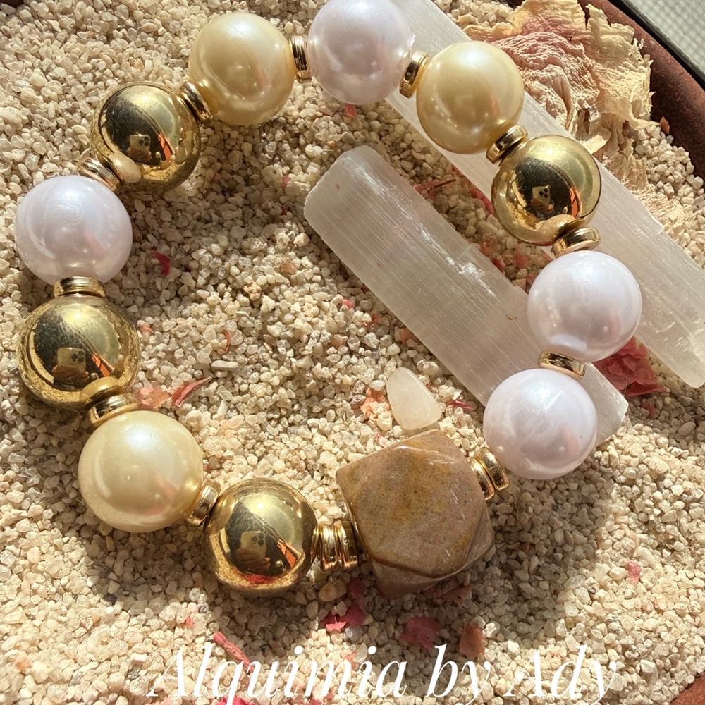 Oversized Gold and Cream big agate Pearl Bracelet